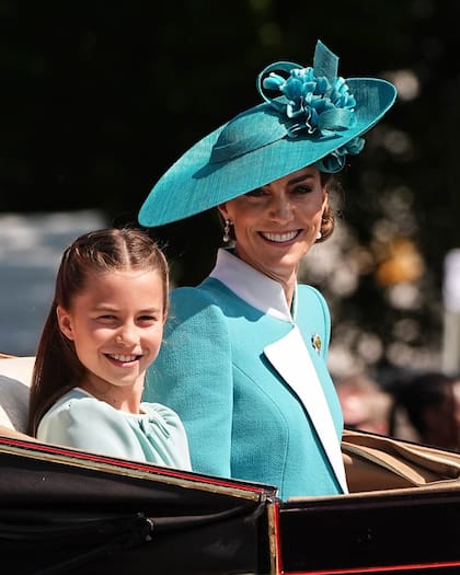 La princesa de Gales se lució con un elegante vestido tipo abrigo de Catherine Walker y un sombrero de Juliette Botterill (Foto: Instagram @princeandprincessofwales)