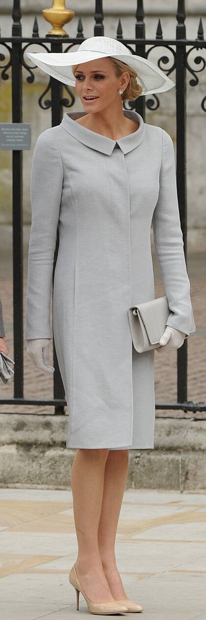 La princesa de Mónaco asistió a la boda del príncipe William con un look impecable para un evento como el que veremos el sábado: colores pasteles, el largo preciso del vestido (exactamente a la media pierna), zapatos de taco bajo, pamela muy sobria y clutch