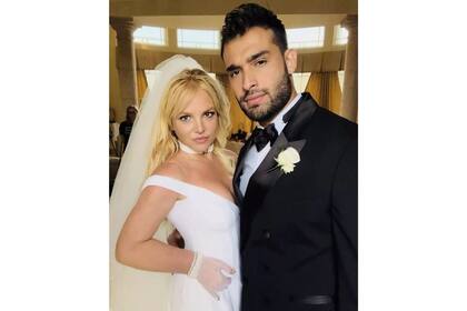 La princesa del pop lució un hermoso vestido de Versace. Foto: Twitter