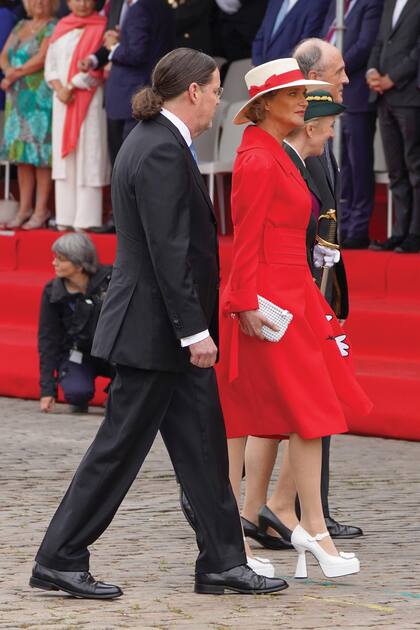 La princesa Delphine asistió con su marido, James O’Hare. La artista plástica lució un vestido de Pol Vogels, con una paloma pintada en la falda, y llamativos zapatos, de la marca de lujo Morobé.