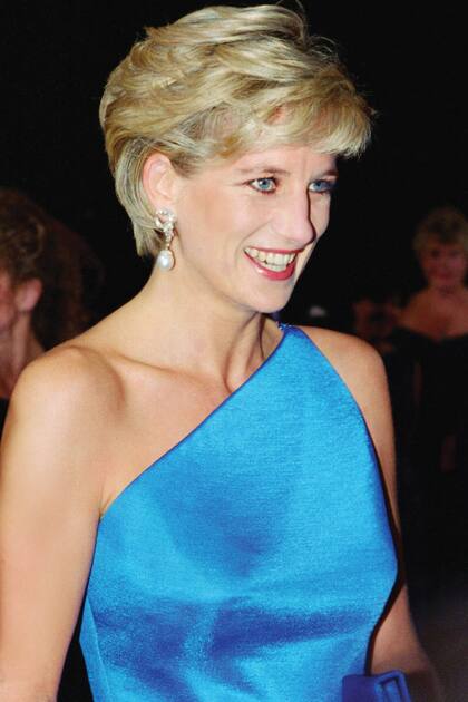 La princesa Diana en una foto de 1996, durante una comida organizada por el Victor Chang Cardiac Research Institute en Sydney Entertainment Centre, en Australia, con uno de sus inolvidables vestidos de un solo hombro
