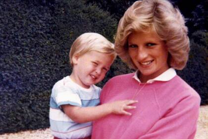  La princesa Diana falleció en un accidente de auto mientras intentaba escapar de los papparazis