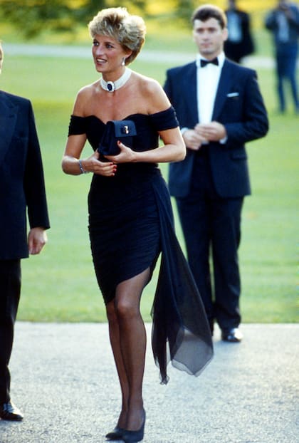 La princesa Diana hizo una declaración al mundo al lucir un vestido negro de Christina Stambolian durante una gala en la Serpentine Gallery de Londres. Esa misma noche, el príncipe Carlos admitió en una entrevista televisiva que había cometido adulterio. Este fue uno de los conjuntos más famosos de la princesa Diana y fue subastado en Christie's en 1997.
