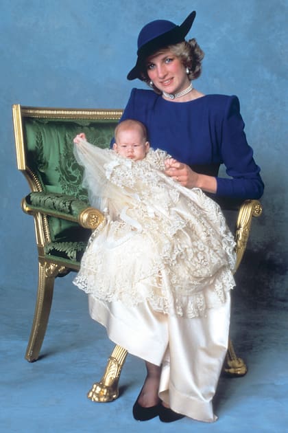 La princesa Diana posa con Harry, de tres meses, luego de su bautismo, el 21 de diciembre de 1984.