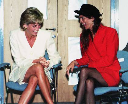 La princesa Diana se ríe junto a Aileen Getty, durante una visita a un Centro de SIDA, el 27 de junio de 1996, en Londres.