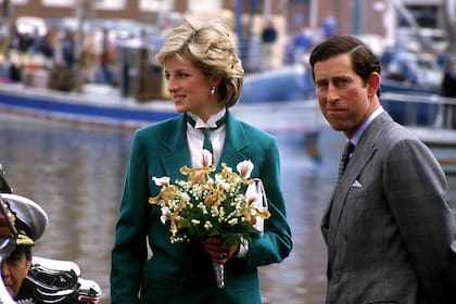 La princesa Diana y el príncipe Carlos parten de Livorno, Italia, en la barcaza del yate real Brittania, el 24 de abril de 1985
