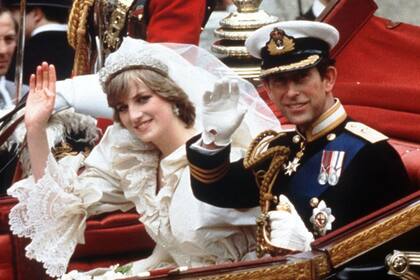 La princesa Diana y el príncipe de Gales Carlos saludan desde su carruaje el día de su boda en Londres, en esta foto de archivo del 29 de julio de 1981.