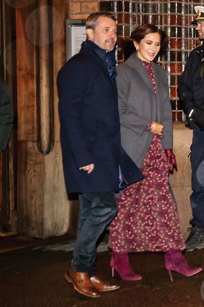 La princesa eligió un vestido con estampa floral de Saloni coordinado cromáticamente con sus botas de gamuza de caña alta Aquazzura y sus guantes de cuero.