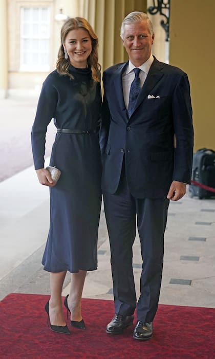 La princesa Elisabeth de Bélgica junto a su padre, el rey Felipe