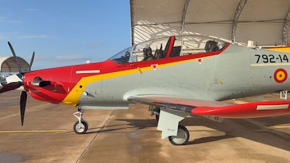 La princesa en la salida del hangar de su primer vuelo en solitario