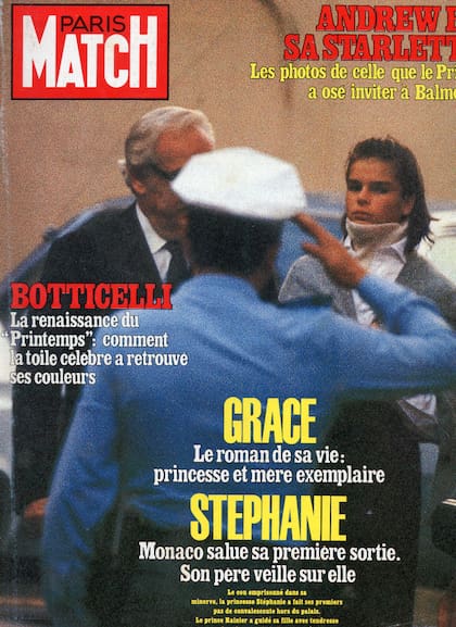 La princesa Estefanía, con cuello ortopédico, junto a su padre, el príncipe Rainiero, en tapa de Paris Match. La imagen refleja la primera aparición pública de Estefanía tras la muerte de su madre.