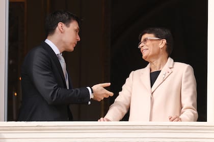 La princesa Estefanía, con un saco de líneas rectas en color pastel, con su hijo mayor, Louis Ducruet. Un día antes de la fiesta nacional, la menor de los hermanos Grimaldi había sido condecorada por la princesa Carolina por su promoción en las actividades culturales del principado