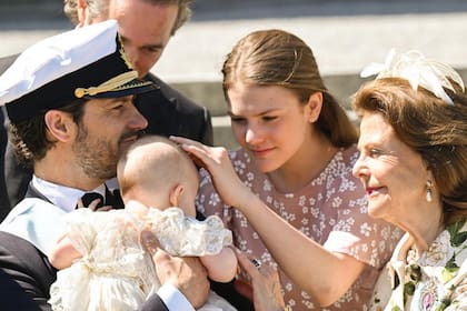 La princesa Estelle, hija mayor de Victoria, debutó como madrina de su primita Inés: acá en brazos de su papá, se aprecia la prenda bautismal, que fue usada por primera vez por el padre del Rey, el príncipe Gustavo Adolfo, cuando fue bautizado en 1906.