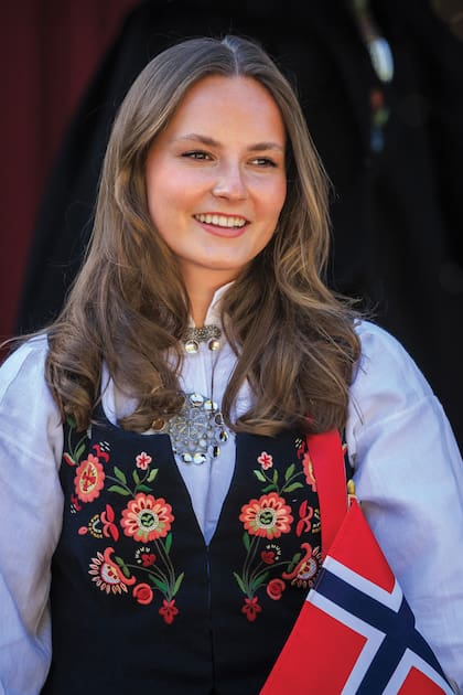 La princesa estrenó un regalo para la fecha patria: su traje típico fue un obsequio del batallón con el que hizo su formación militar.