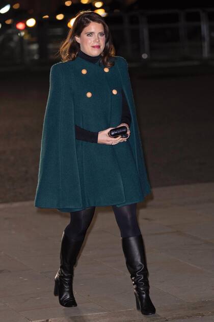 La princesa Eugenia de York enfundada en un abrigo verde de Chloé y botas de Aquazzura.
