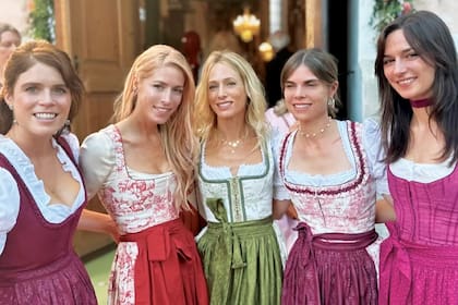 La princesa Eugenia de York, hija del príncipe Andrés de Inglaterra y Sarah Ferguson (a la izquierda de la imagen), con otras invitadas que lucieron el típico dirndl, el outfit tradicional de Baviera.