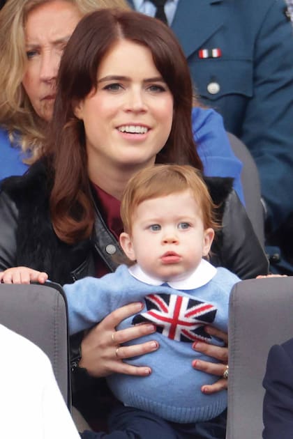 La princesa Eugenia de York presentó a su hijo, August Brooksbank.
Miraron el desfile del jubileo de platino desde el palco real.