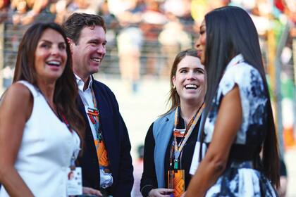 La princesa Eugenia de York, su marido Jack Brooksbank y la modelo Naomi Campbell, a pura risa.