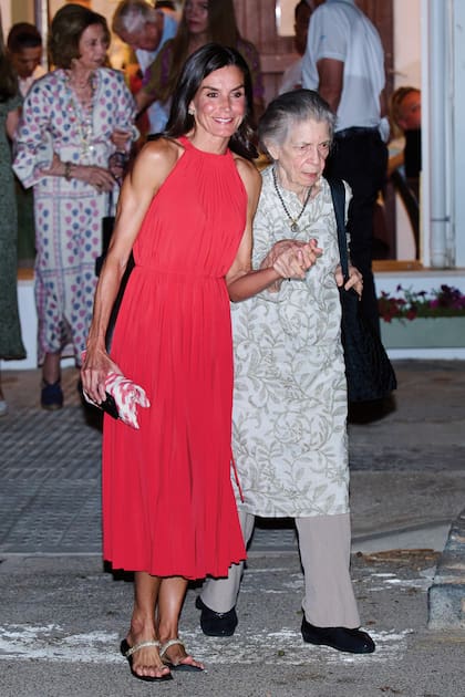 La princesa griega camina de la mano de la reina Letizia durante las vacaciones de verano de 2023, en Palma de Mallorca