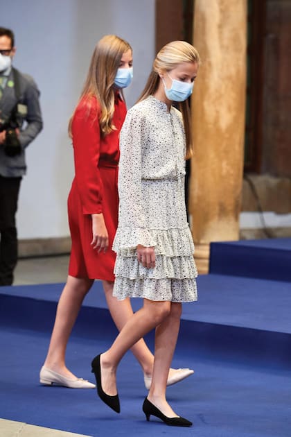 La princesa heredera había llevado el mismo vestido de Poète (y los mismos tacos) en
la edición de los premios Princesa de Asturias del año pasado, a los que acudió junto a su
hermana Sofía y sus padres. En aquel entonces, el modelo se agotó y la prensa española
habló del nuevo “efecto Leonor”.