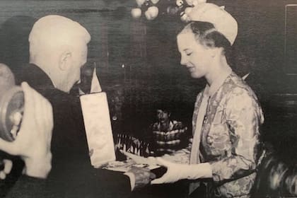 Margarita recibió la Cruz de la Orden del Libertador San Martín de manos del Presidente Arturo Illia, en marzo 1966
