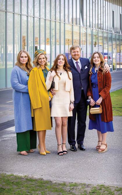 La princesa heredera repitió
el tapado que llevó en el Día del Rey
de 2019 y lo combinó con una blusa y
un palazzo de la nueva colección de
Natan. Alexia estrenó un vestido de
Maje, que combinó con una torera de
la misma marca y sandalias de Zara.
Ariane lució un vestido de Natan, que
combinó con el tapado que su madre
llevó en el bautismo de su hermana
mayor. Las sandalias son de Castañer
y la minibag, de Marina Raphael