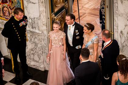 La princesa heredera Victoria de Suecia y el príncipe Daniel presentaron a su hija de once años, la princesa Estelle, duquesa de Östergötland, en la gala en el Palacio Christiansborg