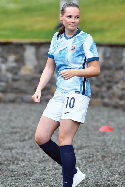 La princesa Ingrid, que jugó con la camiseta diez, demostró un gran talento dentro de la cancha.