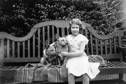 La princesa Isabel con dos perros corgi en su casa en 145 Piccadilly, Londres, en julio de 1936