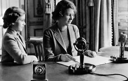 La princesa Isabel (dcha.) y su hermana, la princesa Margarita, enviaron un mensaje a los niños evacuados por la Segunda Guerra Mundial a través de un programa de la BBC