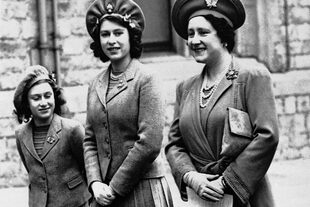 La princesa Isabel, de 16 años (centro) junto a su madre la reina Isabel y su hermana menor la princesa Margarita Rosa, el 19 de mayo de 1942 en Windsor