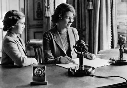 La princesa Isabel de Gran Bretaña (futura reina Isabel II) y su hermana, la princesa Margarita, en 1940, cuando enviaron un mensaje, en la BBC, a los niños que estaban siendo evacuados debido a la Segunda Guerra Mundial, el 1 de octubre