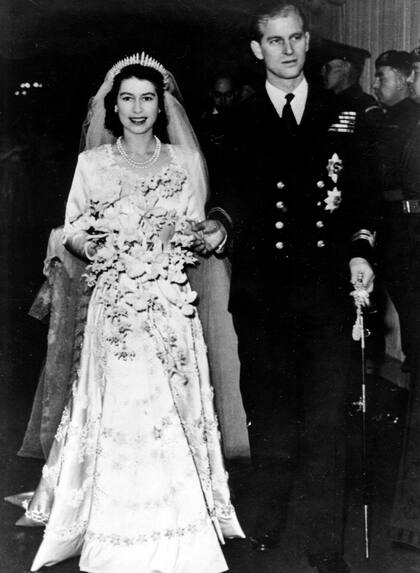 La princesa Isabel de Gran Bretaña sale de la Abadía de Westminster en Londres, con su esposo, el duque de Edimburgo, después de su ceremonia de boda el 20 de noviembre de 1947