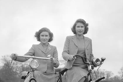 La princesa Isabel y la princesa Margarita en sus bicicletas en Windsor, Inglaterra, el 4 de abril de 1942