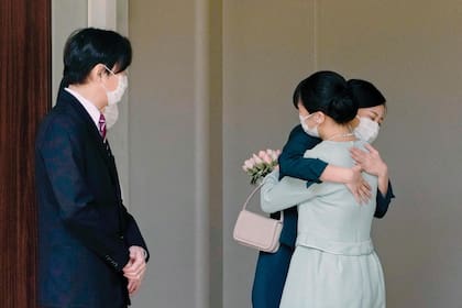 La princesa Kako, hermana menor de Mako, felicitó a la pareja tras haberse casado. (Foto: Koki Sengoku - AP)