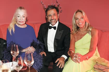 La princesa Laetitia d’Arenberg se tomó especialmente un avión para estar en la fiesta de Iturrioz. En la foto, junto con Claudio Stamato, uno de los dueños de Isla El Descanso, y Amelia Saban, de Ménage à Trois.