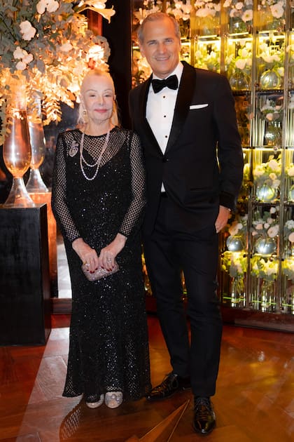 La princesa Laetitia D'Arenberg vino especialmente desde Punta del Este, donde vive parte del año, para no faltar en el evento. Lució un vestido negro con top de red manga larga y alhajas de su colección privada. Llegó acompañada por su amiga, Lucía Uriburu.