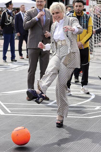 La princesa Laurentien jugó al fútbol ante la divertida mirada de su marido, el príncipe Constantino.