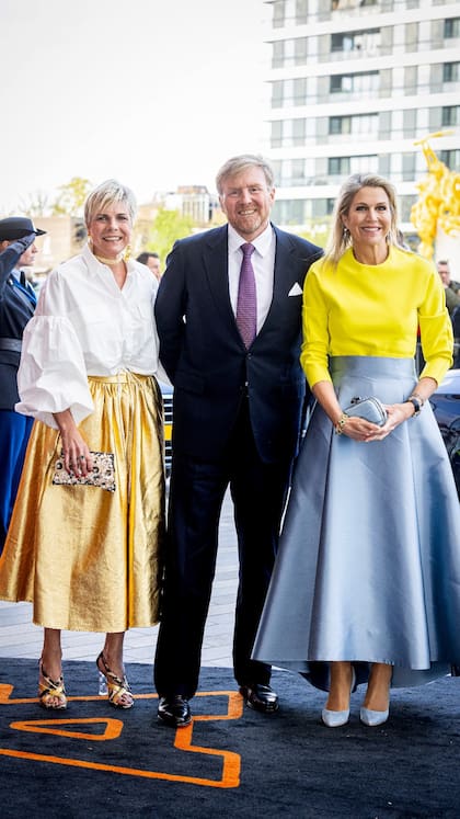 La princesa Laurenzia, el rey Guillermo Alejandro y la reina Máxima en una actividad por el Día del Rey (Foto: Instagram @patrickvkatwijk)