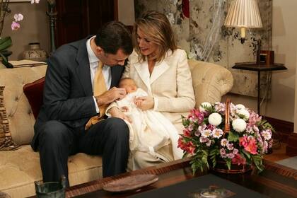 La princesa Leonor a tres días de su nacimiento junto a sus padres