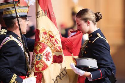 La Princesa Leonor de España (C) promete lealtad a la bandera el 07 de octubre de 2023 en Zaragoza, España. Heredera al trono de España, la princesa Leonor, de 17 años, comienza oficialmente tres años de entrenamiento militar para preparar su futuro como jefa de Estado del país.