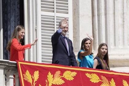 La Princesa Leonor, el Rey Felipe, la Reina Letizia y la Infanta Sofía saludan desde balcón de la Plaza de Oriente con ocasión del X aniversario de la Proclamación de Su Majestad el Rey, en el Palacio Real, a 19 de junio de 2024, en Madrid (España).