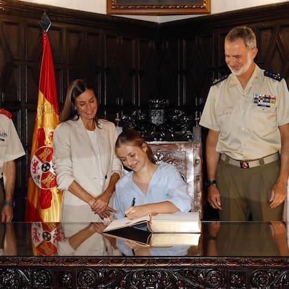 La princesa Leonor firma el libro de Honor de la Academia Militar General de Zaragoza