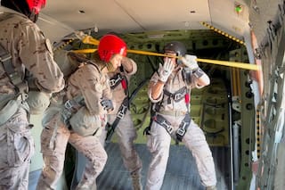 La princesa Leonor, heredera al trono de España, saltó en paracaídas como parte de su entrenamiento militar