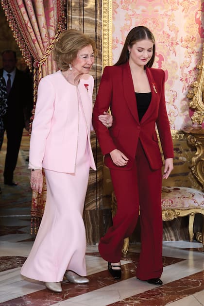 La princesa Leonor –vestida con un traje de crêpe de Bleis Madrid– le ofreció el brazo a su abuela para acompañarla hasta el salón Gasparini del Palacio Real, cuando finalizó la ceremonia