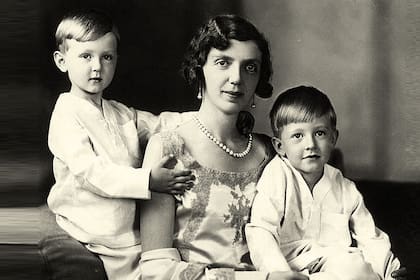 La princesa Mafalda de Saboya junto a sus hijos Mauricio y Enrique, circa 1930