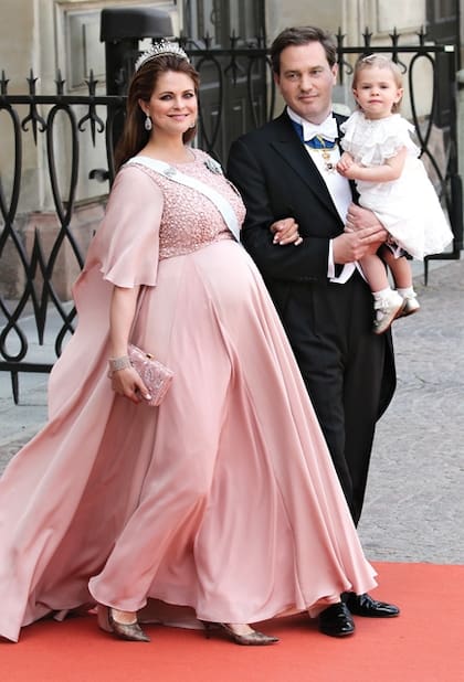 La princesa Magdalena de Suecia –a punto de dar a luz– y Chris O’Neill, junto a su hija Leonor (1 año y cuatro meses) en la boda de Carlos Felipe
