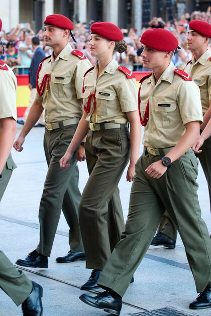 La princesa marcha junto a sus camaradas en la plaza frente a la Basílica del Pilar, donde formaron antes de ingresar para pedir la protección de la Virgen.
