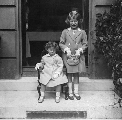 La princesa Margarita de Gran Bretaña (izquierda) y su hermana mayor, la futura reina Isabel II de Gran Bretaña en 1933