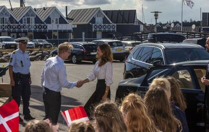 La princesa María de Dinamarca, fotografiada sin barbijo y mientrabas estrechaba la mano en un acto en un acuario danés